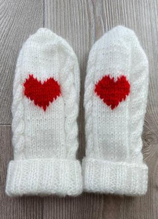 Шикарні зимові пухнасті рукавички з сердечками1 фото