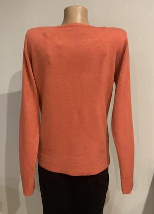 Стильный мягкий пуловер кораллового цвета3 фото