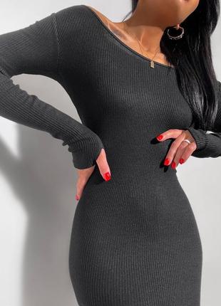 Жіночна сукня в рубчик по фігурі з розрізом на ніжці5 фото