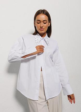 Женская рубашка белая с бусинками на воротнике