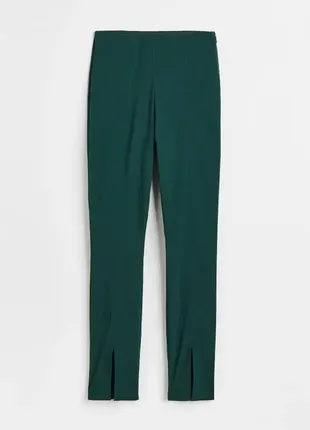 Очень стильные зеленые брюки с разрезами спереди