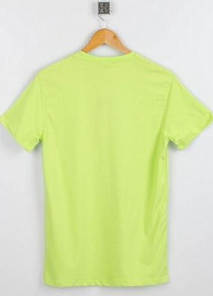 Стильна салатна зелена чоловіча футболка з написом5 фото