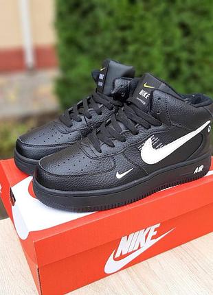 Зимние женские кроссовки nike air force 1 high winter black white fur черного с белым цвета с мехом