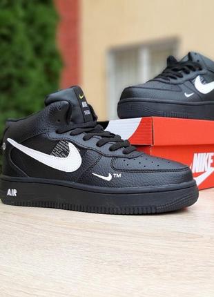 Зимние женские кроссовки nike air force 1 high winter black white fur черного с белым цвета с мехом4 фото