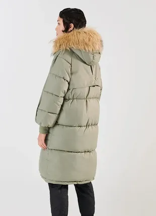 Оверсайз пальто объемное длинное цвет хаки с искусственным мехом2 фото
