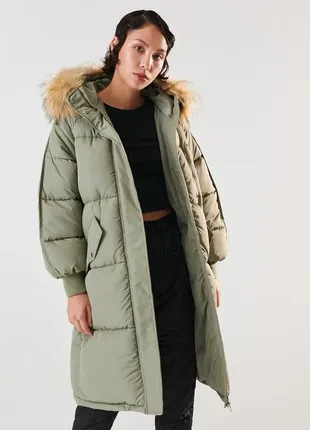 Оверсайз пальто объемное длинное цвет хаки с искусственным мехом3 фото