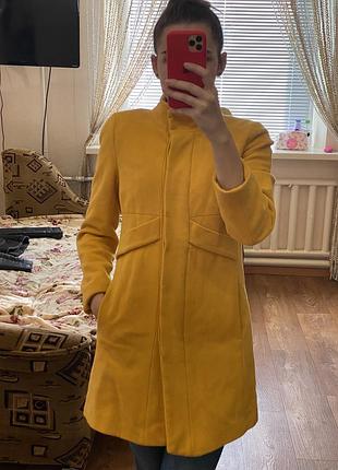 Желтое пальто