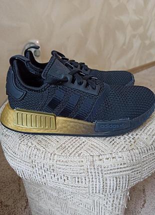 Жіночі кросівки adidas nmd_r1
.
