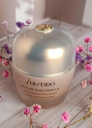 Тональний засіб для обличчя shiseido future solution lx total radiance foundation з ефектом сяяння, n4 neutral, 30 мл