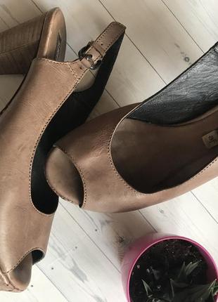 Босоніжки шкіра італія 36 рр