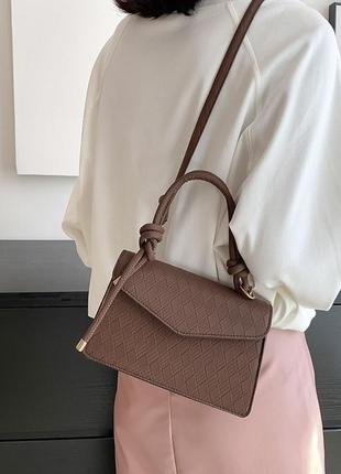 Классическая сумочка кросс - боди с одной ручкой коричневая3 фото