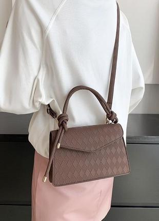 Классическая сумочка кросс - боди с одной ручкой коричневая2 фото