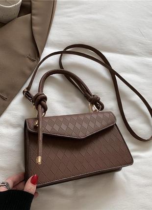 Классическая сумочка кросс - боди с одной ручкой коричневая4 фото