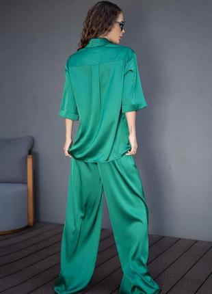 Зеленый шелковый костюм свободного кроя3 фото