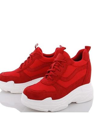 Женские красные кроссовки сникерсы на платформе танкетке