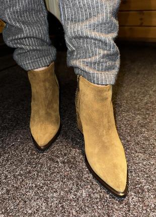Замшевые светло-коричневые ботинки на каблуке9 фото