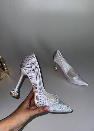 Білі атласні туфлі на каблуку з камінчиками