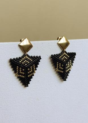 Треугольные черные серьги-гвоздики из бисера с золотистым узором