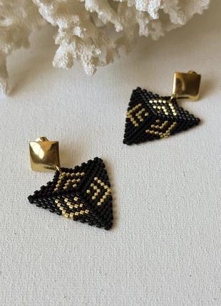 Треугольные черные серьги-гвоздики из бисера с золотистым узором2 фото