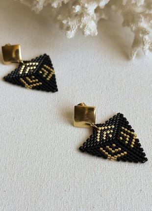 Треугольные черные серьги-гвоздики из бисера с золотистым узором3 фото