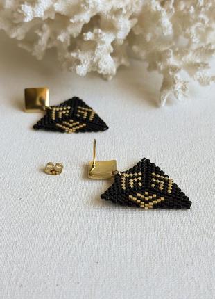 Треугольные черные серьги-гвоздики из бисера с золотистым узором8 фото