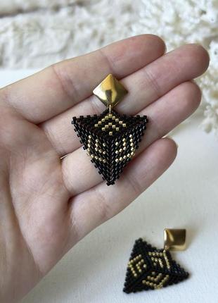 Треугольные черные серьги-гвоздики из бисера с золотистым узором10 фото
