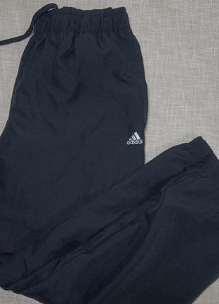 Тренировочные брюки adidas stanford. штани для тренувань із колекції adidas. модель виконана з переробленого вологовідвідного матеріалу5 фото