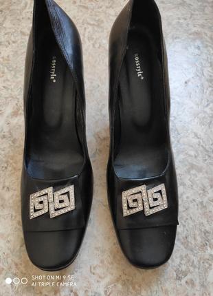 Найм'якіше шкіряні туфлі зі стразами і заокругленим мисом на шпильці rosstyle