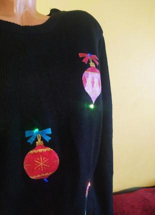 Новогодний свитер с rgb огоньками и принтом (елочные игрушки) размер м2 фото