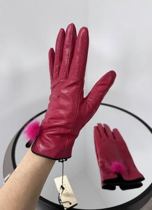 Теплі шкіряні рукавички в малиновому кольорі5 фото