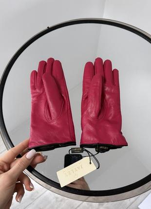 Теплі шкіряні рукавички в малиновому кольорі8 фото