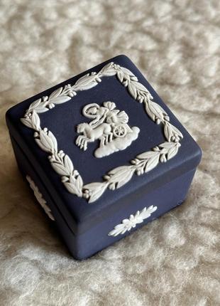Wedgwood порцелянова скринька таблетниця