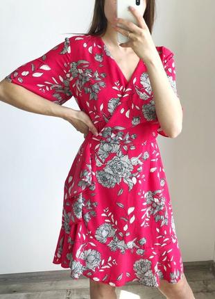 Яркое  платье в цветы с имитацией запаха1 фото