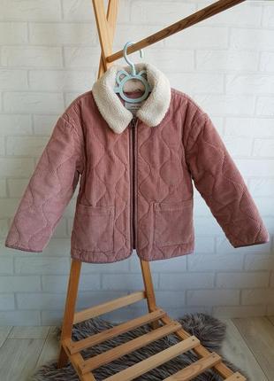 Стильна пудрова куртка в рубчик👭
фирмы primark 
5/6 рочков (116см)
состояние: идеальный