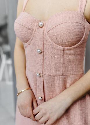 Твидовое персиковое платье с льном чашками и пуговицами-жемчужинами3 фото