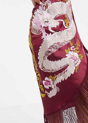 Атласное платье с вышивкой дракона4 фото