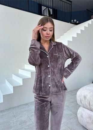 Плюшевая пижама рубашка и штаны .  плюшевая рубашка с длинным рукавом и штаны. плюшевая пижама на пуговицах