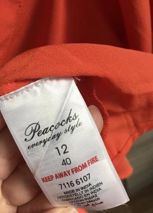 Ярка блуза на плечах