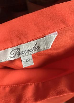 Ярка блуза на плечах