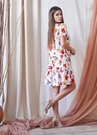 Модное принтованное крупным цветочным принтом платье-трапеция3 фото
