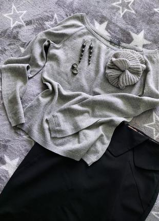 Ошатний сірий джемпер светр, кофта з декором