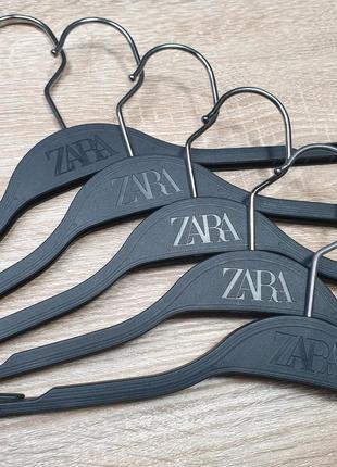 Zara (іспанія) - вишукані та міцні вішалки чорні вішаки плічка плечики вішачки