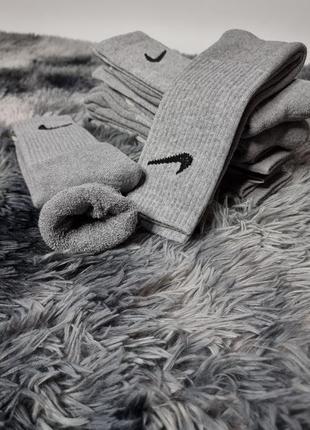 Теплі шкарпетки nike в сірому кольорі / теплі носки nike