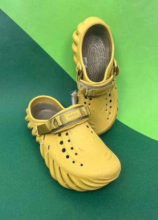 Чоловічі стильні крокс crocs echo clog desert grass