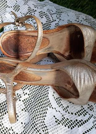 Босоніжки ellenka натуральна шкіра золото високий каблук дерев'яна платформа7 фото