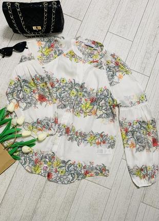 Женская легкая блуза в цветочный принт с красиво украшенным рукавом1 фото