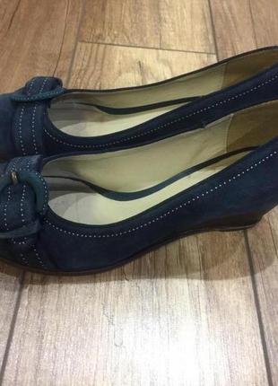 Замшевые туфли на танкетке clarks2 фото