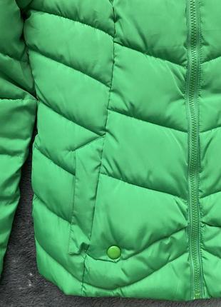 Курточка короткая зеленого цвета3 фото