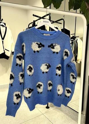 🐑 свитер с овечками, со спущенной линией плеча, с животным принтом1 фото