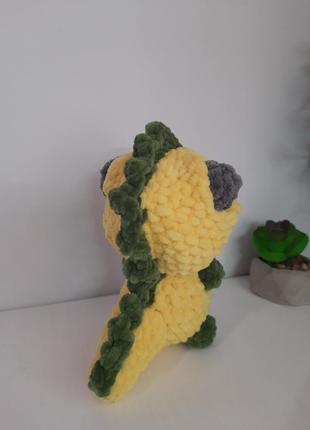 Котик в костюме динозавра игрушка плюшевая вязаная